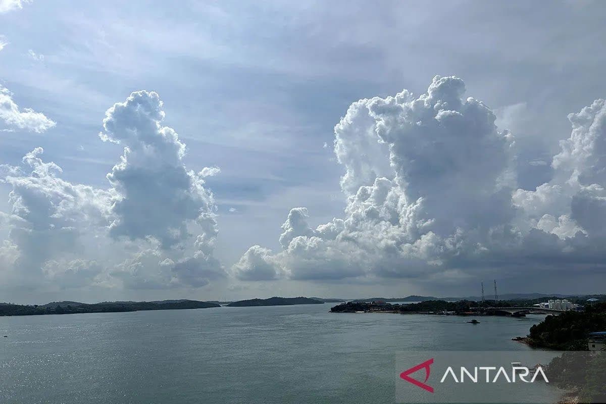 Menyambut Senin di Kepri: Cerah Berawan dengan 'Kejutan' Hujan Lokal yang Perlu Diwaspadai