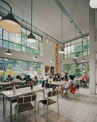 BMB Canteen Bandung: Mengapa Corned Beef Sourdough dan Suasana Industrial Klasik Inggris Layak Masuk Itinerary Kuliner Anda di 2026