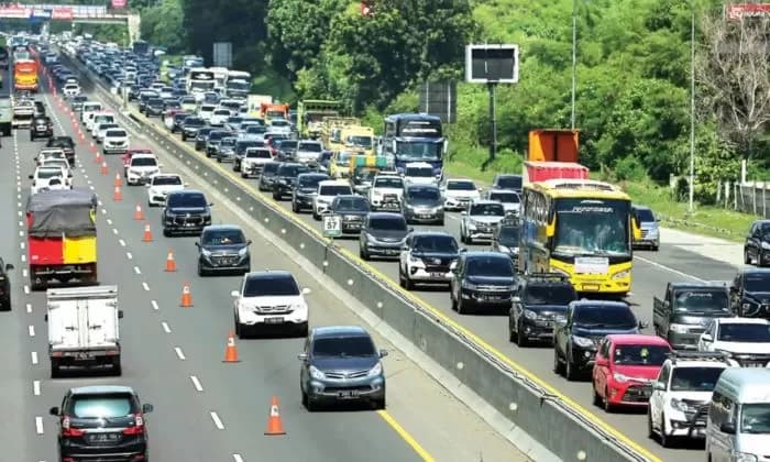 Kepadatan Arus Lalu Lintas Warnai Libur Akhir Tahun di Kota Besar